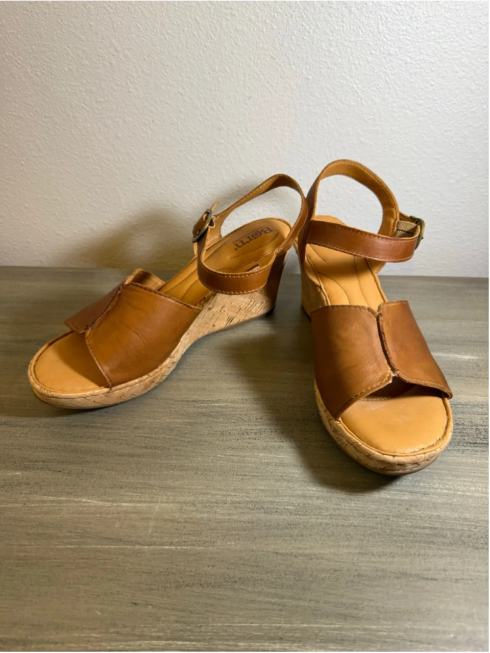EUC Børn Agnio Tan Wedge sandals tan leather straps cork-covered wedge heel 9